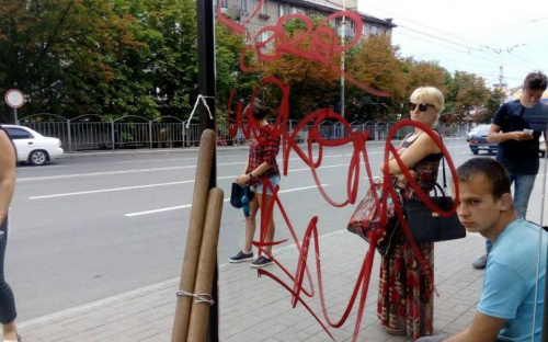 Прозрачные объекты в Мариуполе травмируют птиц и возбуждают street art хулиганов (ФОТОФАКТ)