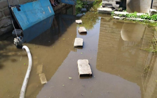 Спасатели продолжают откачивать воду из мариупольских домов
