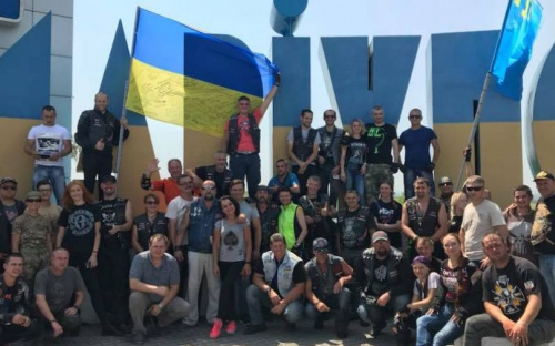 Байкеры с украинскими и крымскотатарскими флагами промчались по Мариуполю (ФОТО+ВИДЕО)