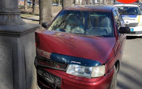 В Мариуполе автомобиль въехал в электроопору