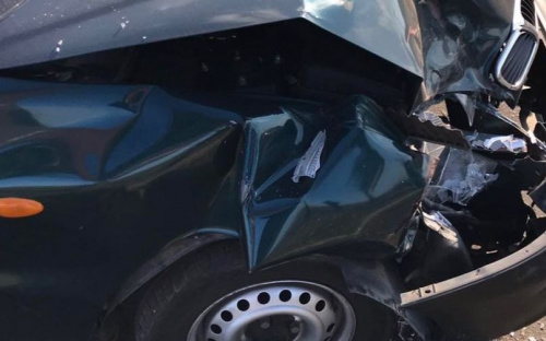 В Мариуполе водитель въехал в припаркованное авто. Пассажира с переломом увезли в больницу