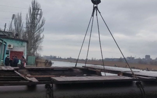 В Мариуполе в реке утонул понтон. Спасатели пришли на помощь спортсменам