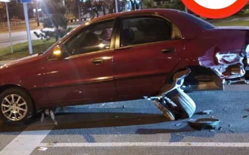 В центре Мариуполя автомобиль потерял задние колеса из-за столкновения