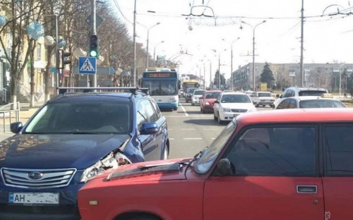 На перекрестке в центре Мариуполя столкнулись автомобили (ФОТО)