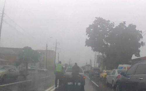 Посреди дороги в Мариуполе застрял автомобиль