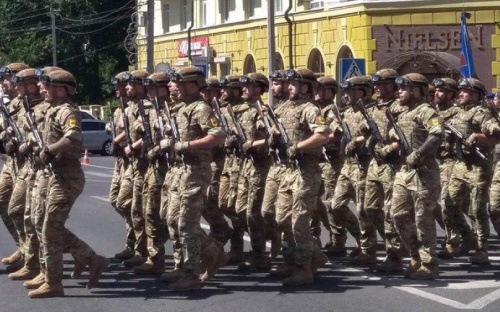 Колонны военных и перекрытые дороги – Мариуполь готовится праздновать День освобождения (ДОПОЛНЕНО+ФОТО)