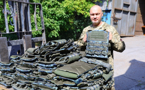 Сталевий фронт Ріната Ахметова передав захисникам Донеччини і Харківщини 500 бронежилетів