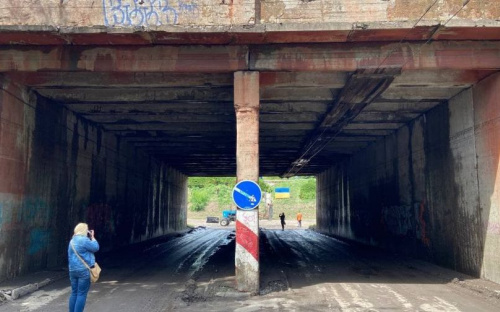 В Мариуполе воду под затопленным мостом спустили за 10 минут