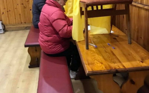 Курьезы на избирательных участках: украинцам приходится заполнять бюллетени «на коленке»