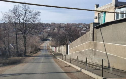 В Мариуполе тротуар отгородили от оживленной дороги