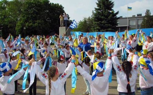В поселке под Мариуполем дотанцевались до рекорда Украины (ФОТО)