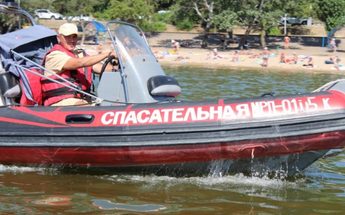Из-за пьянства на пляжах мариупольские спасатели возвращают на берег около сотни пловцов