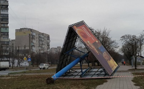 В Мариуполе продолжают убирать билборды