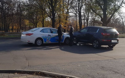 В Мариуполе автомобиль с маленьким ребенком в салоне столкнулся с такси