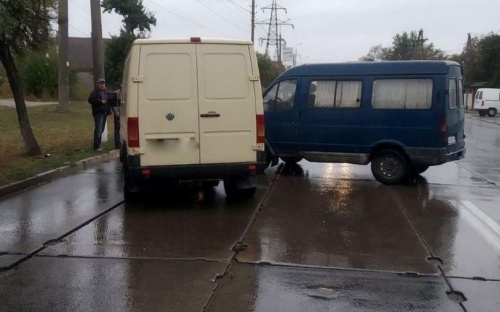 В Мариуполе два микроавтобуса попали в аварию