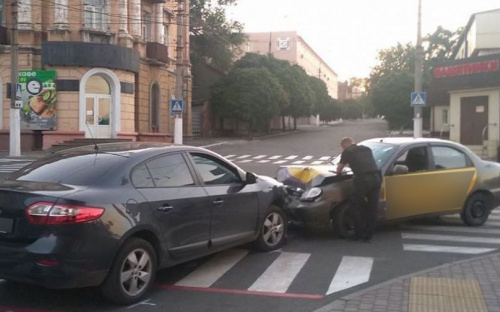 В Мариуполе такси столкнулось лоб в лоб с легковушкой