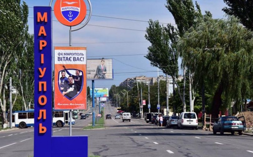 На въезде в Мариуполь появилась стела с брендом футбольной команды (ФОТО)