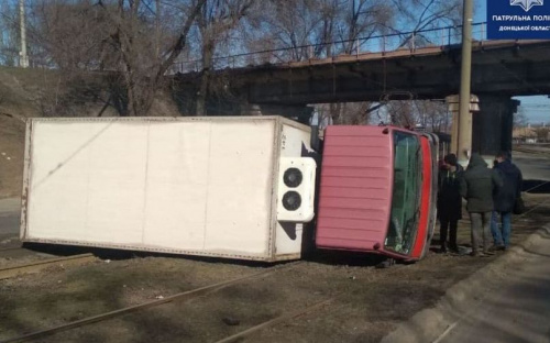 В Мариуполе перевернулся грузовик: движение транспорта затруднено