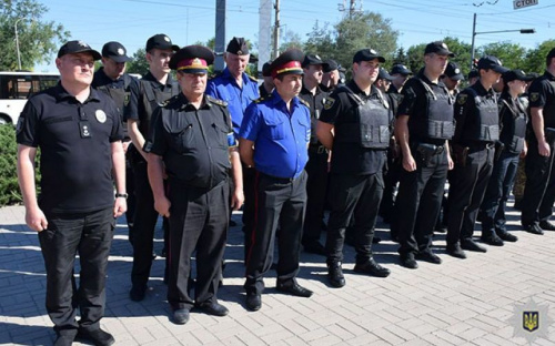 В Мариуполе наряду с полицией за правопорядком следят казаки (ФОТО+ВИДЕО)