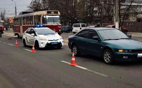 В Мариуполе автомобиль сбил женщину, пострадавшую госпитализировали (ВИДЕО)