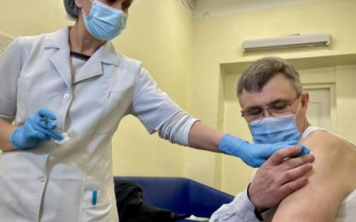 Кого из украинцев отстранят от работы в январе из-за отсутствия вакцинации от COVID-19
