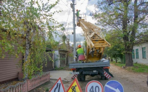 В Мариуполе осветили дорогу, по которой дети боялись ходить в школу