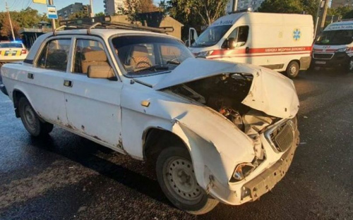 Авария в Мариуполе на перекрестке со сломанным светофором: пострадавшие в больнице