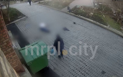 Видео момента падения мужчины, выпавшего из окна многоэтажки в Мариуполе