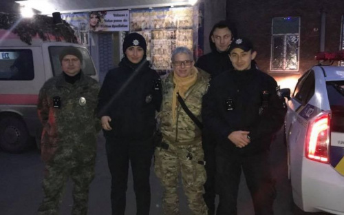 Полицейские помогли в эвакуации раненого на передовой в госпиталь Мариуполя (ФОТО)