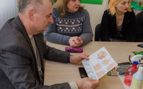 В Мариуполе школьников решили научить сортировать мусор и делать кормушки (ФОТО)