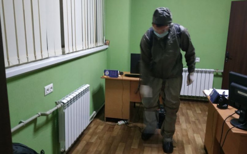 К работникам спецназа в Мариуполе наведались люди в спецкостюмах