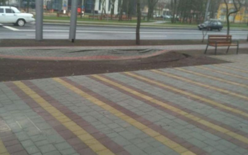 В мариупольском парке «Веселка» восстанавливают тротуар, просевший после осадков