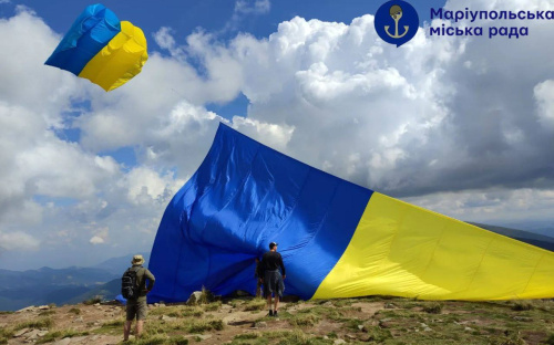 Маріупольські вчителі підняли прапор України на Говерлі та встановили рекорд (фото)