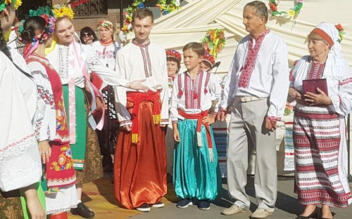 В центре Мариуполя устроили свадьбу, выставку и ярмарку в честь юбилея Независимости Украины