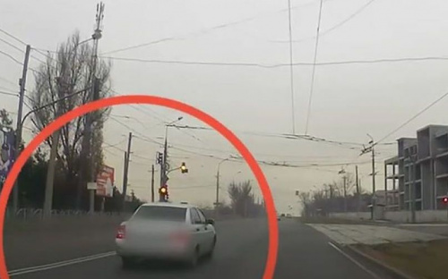 Ездили по встречной и говорили по телефону за рулем: показали нарушителей на дорогах Мариуполя