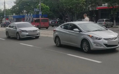 В Мариуполе столкнулись два авто, пешеход – в больнице