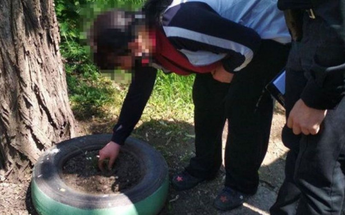 В Мариуполе на детской площадке найдены наркотики (ФОТО)