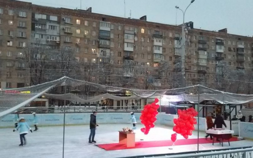 Свадьба на льду и «быстрые свидания»: в центре Мариуполя отметили День влюбленных (ФОТО)