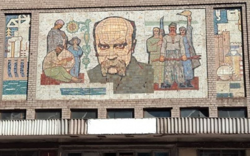 Мариупольцы хотят восстановить кинотеатр с большим мозаичным полотном