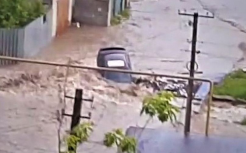 В Мариуполе затопило микрорайон, автомобиль ушел под воду