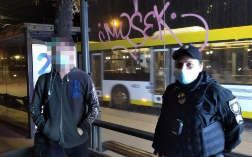 В Мариуполе поймали граффитчика, разрисовывавшего остановку
