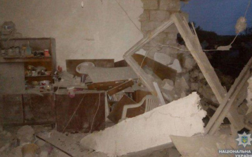 На Донбассе снаряд попал в жилой дом. Там находилась семья с маленьким ребенком (ФОТО)