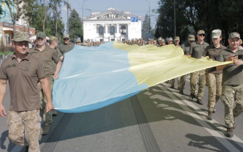 В центре Мариуполя установили рекорд: более 400 военных развернули флаг Украины