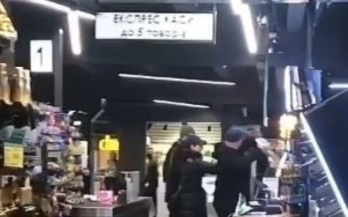 Мариуполец разгромил продуктовый магазин, отказавшись надевать защитную маску (ВИДЕО)