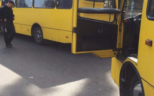 Патрульные в Мариуполе регулярно выявляют маршрутки с изношенными шинами (ФОТО)