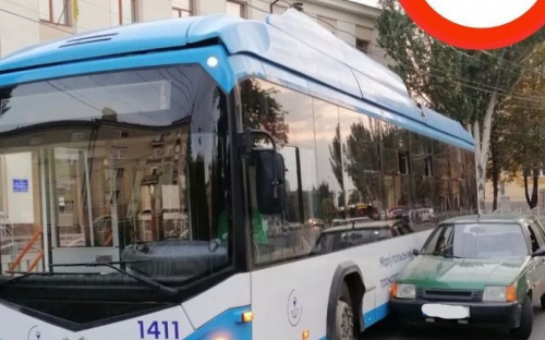 В центре Мариуполя легковушка въехала в троллейбус