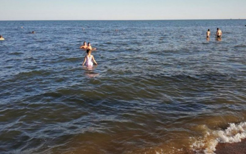 В последний день лета более 7 тысяч мариупольцев вышли на пляж