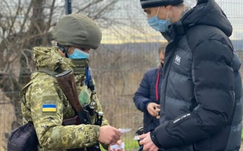 На КПВВ под Мариуполем правоохранителям предлагали взятки