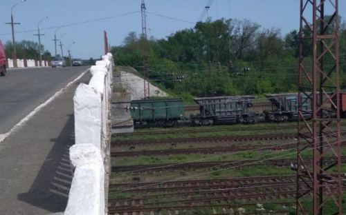На Донетчине пожилую женщину снимали с моста в четыре руки (ФОТО)