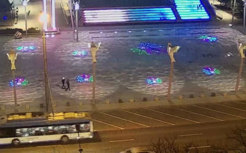 В центре Мариуполя появились лазерные ладони (ФОТОФАКТ)